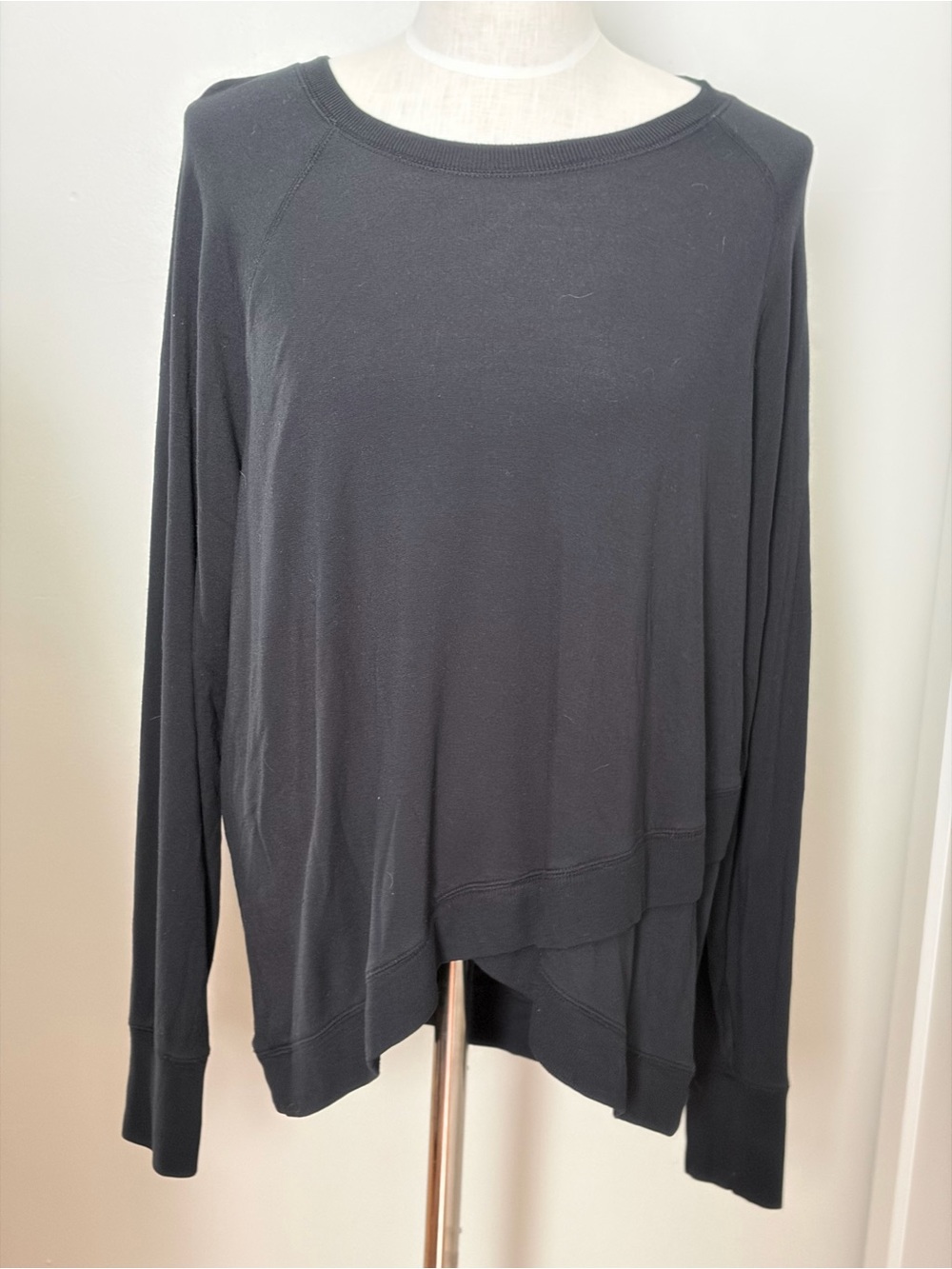 Vintage Athleta Women's Black Long-Sleeve Lightweight Pullover Crew